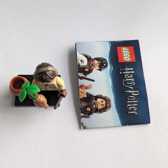 LEGO Harry Potter collectible minifigure Neville w/accessories and stand - Picture 3 of 6